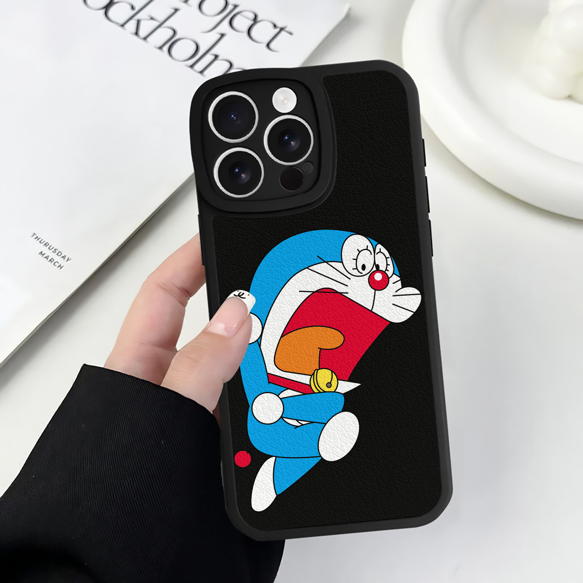 （画像用） ドラえもん Doraemon 【iPhone 16シリーズ対応】シリコンスマホケース（レザー調） 材質：シリコン